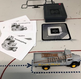 Mittels mit RFID-Chips bestückten Karten und einem Lesegerät wird gezeigt, wie Materialverwaltung und Logistik optimieren werden können. Foto: HWK