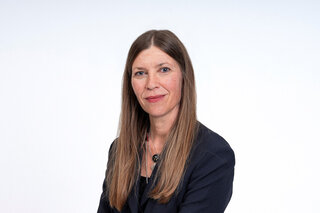 Das Bild Katrin Allmendinger, eine Frau mit langen, glatten Haaren.