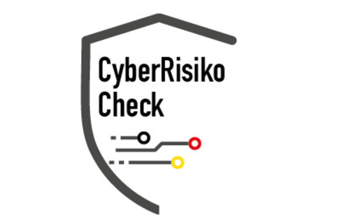Das Bild zeigt ein Logo mit dem Schriftzug "CyberRisiko Check" in einem stilisierten Schild. Darunter sind grafische Elemente, die an digitale Verbindungen erinnern.