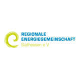 Das Bild zeigt das Logo der Regionalen Energiegemeinschaft Südhessen e.V. in blauen und grünen Farben, das für nachhaltige Energieprojekte steht.