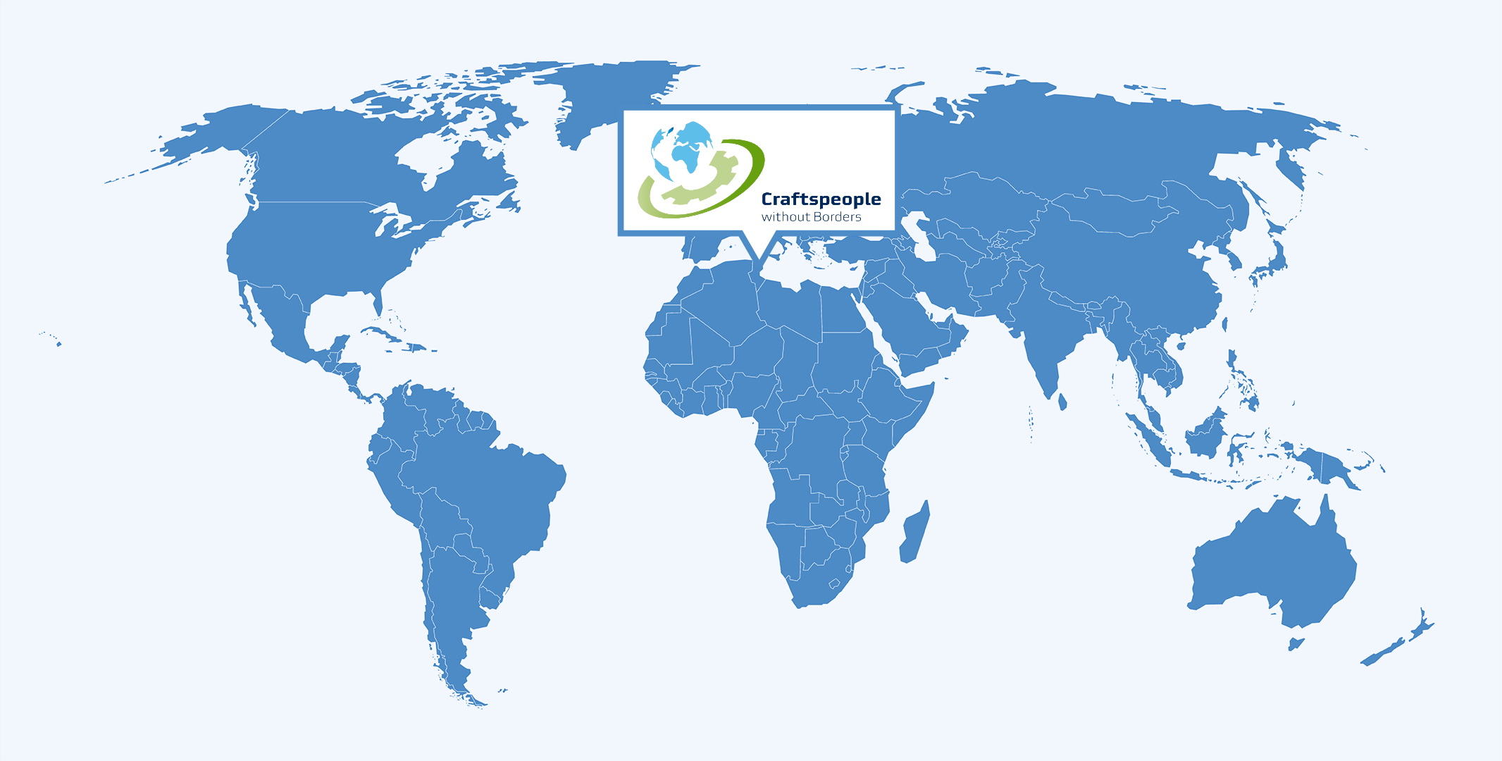 Das Bild zeigt eine Weltkarte in Blau mit dem Logo von "craftspeople without borders" in der Mitte, das internationale Zusammenarbeit symbolisiert.
