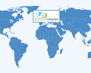 Das Bild zeigt eine Weltkarte in Blau mit dem Logo von "craftspeople without borders" in der Mitte, das internationale Zusammenarbeit symbolisiert.