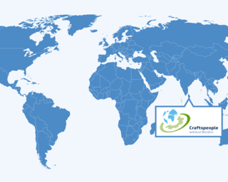 Das Bild zeigt eine stilisierte Weltkarte in Blau mit einem Logo von "Craftspeople without Borders" in der unteren rechten Ecke.
