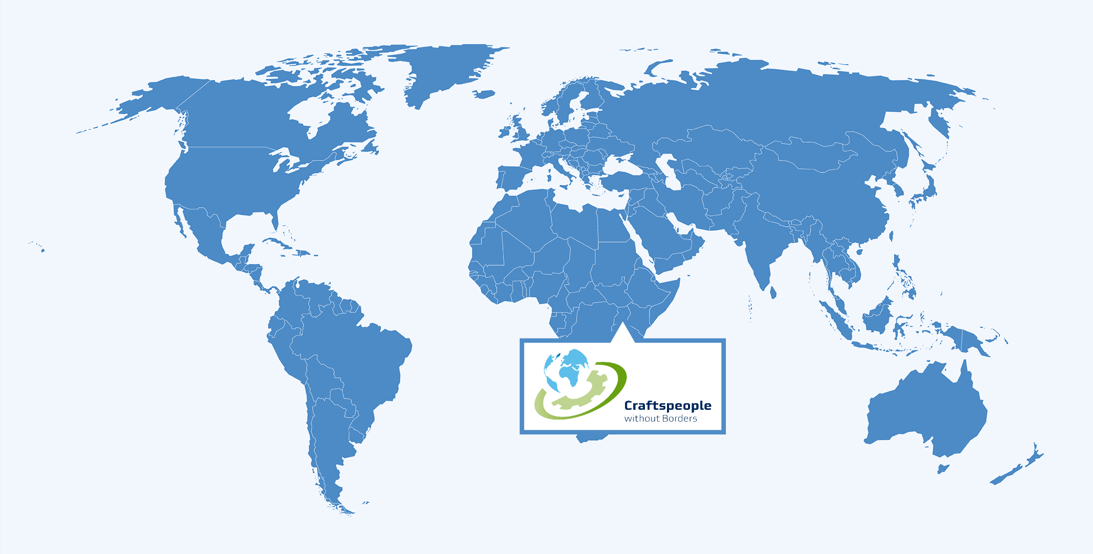 Das Bild zeigt eine einfache Weltkarte in Blau mit dem Logo von "Craftspeople without Borders" in der Mitte, das Zusammenarbeit symbolisiert.
