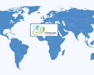 Die Weltkarte zeigt einige Länder in Blau, mit dem Logo von "Craftspeople without Borders" in der Mitte.