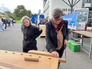 Ließ sich die Mitmachangebote nicht entgehen: Präsidentin Susanne Haus (re.) beim Sägen.