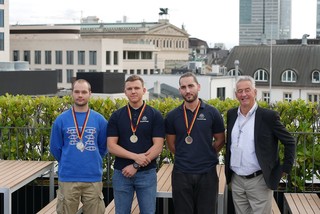 Dekoriert mit Gold, Silber und Bronze: das Siegertrio bei den diesjährigen Deutschen Meisterschaften der Schweißer. Rechts: Nationaltrainer John Lohrmann. Foto: HWK/Heine