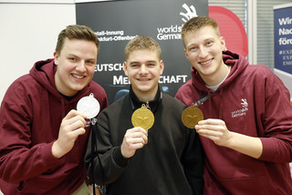 Dekoriert mit Gold, Silber und Bronze: das Siegertrio bei den diesjährigen Deutschen Meisterschaften der Schweißer. Foto: Bernd Georg